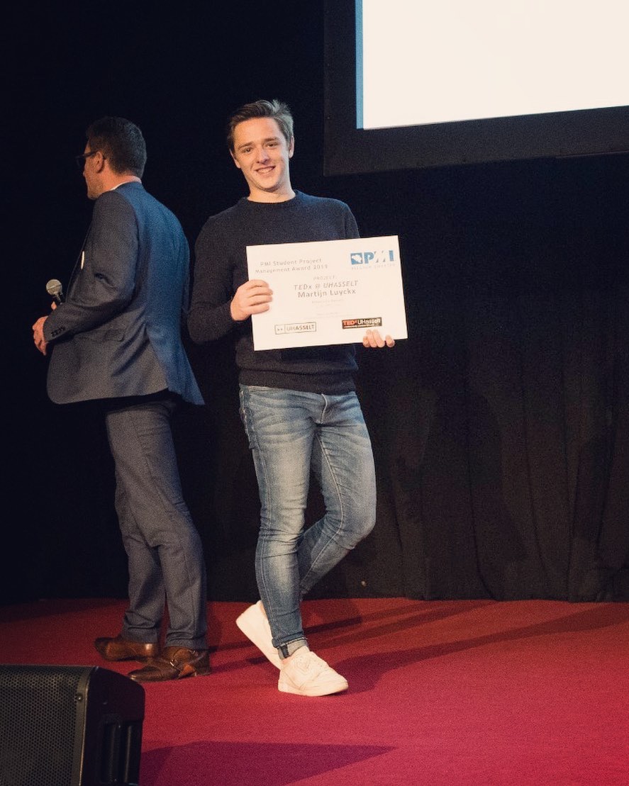 Martijn receiving the PMI Student Project Management award from PMI Belgium